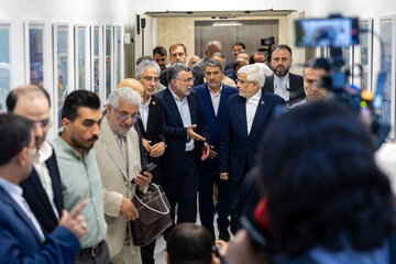 محمدرضا عارف معاون اول رئیس جمهور و محمد رضا ظفرقندی، وزیر بهداشت در مراسم افتتاح اولین مرکز تشخیص و درمان سرطان کودکان
