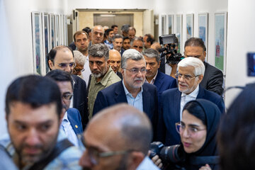 محمدرضا عارف معاون اول رئیس جمهور و محمد رضا ظفرقندی، وزیر بهداشت در مراسم افتتاح اولین مرکز تشخیص و درمان سرطان کودکان