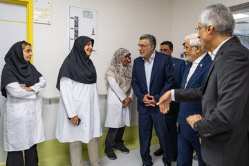 محمدرضا عارف معاون اول رئیس جمهور و محمد رضا ظفرقندی، وزیر بهداشت در مراسم افتتاح اولین مرکز تشخیص و درمان سرطان کودکان