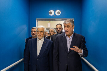 محمد اسلامی، رئیس سازمان انرژی اتمی، محمدرضا عارف معاون اول رئیس جمهور و محمد رضا ظفرقندی، وزیر بهداشت در مراسم افتتاح اولین مرکز تشخیص و درمان سرطان کودکان