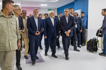محمد اسلامی، رئیس سازمان انرژی اتمی، محمدرضا عارف معاون اول رئیس جمهور و محمد رضا ظفرقندی، وزیر بهداشت در مراسم افتتاح اولین مرکز تشخیص و درمان سرطان کودکان