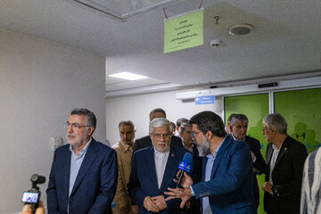 محمدرضا عارف معاون اول رئیس جمهور و محمد رضا ظفرقندی، وزیر بهداشت در مراسم افتتاح اولین مرکز تشخیص و درمان سرطان کودکان
