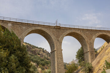 پل راه آهن تهران جنوب روستای بیشه در فصل پاییز