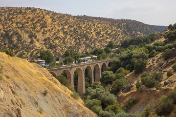 پل راه آهن ایستگاه بیشه . روستای گردشگری بیشه در دل کوه‌های زاگرس و در مجاورت راه‌آهن سراسری تهران ـ جنوب قرار گرفته است. این روستا در حدود ۶۰ کیلومتری خرم‌آباد و ۳۰ کیلومتری جنوب دورود واقع شده و ایستگاه راه‌آهن بیشه و آبشاری به همین نام، از مهم‌ترین عناصر طبیعی و گردشگری این منطقه به شمار می‌روند.