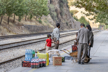 بسیاری از گردشگران و طبیعت‌دوستان برای سفر به روستای بیشه از قطار استفاده می‌کنند. ساکنان روستا نیز برای رفت‌وآمد و خرید مایحتاج خود از قطار استفاده می‌کنند.

