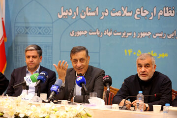 علی نیکزاد نایب‌رئیس مجلس شورای اسلامی، محمدجعفر قائم‌پناه معاون اجرایی رئیس‌جمهور و مسعود امامی یگانه استاندار اردبیل در جلسه بررسی پیشرفت نظام ارجاع سلامت در استان اردبیل