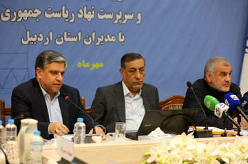 علی نیکزاد نایب رئیس مجلس شورای اسلامی، محمدجعفر قائم‌پناه معاون اجرایی رئیس‌جمهور و مسعود امامی یگانه استاندار اردبیل در نشست با مدیران استان اردبیل