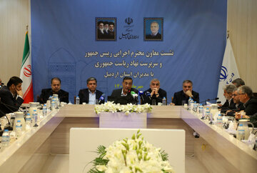 بابک رضازاده رئیس مجمع نمایندگان استان اردبیل، علی نیکزاد نایب رئیس مجلس شورای اسلامی، محمدجعفر قائم‌پناه معاون اجرایی رئیس‌جمهور و مسعود امامی یگانه استاندار اردبیل در نشست با مدیران استان اردبیل
