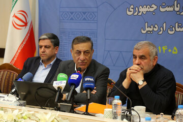 علی نیکزاد نایب رئیس مجلس شورای اسلامی، محمدجعفر قائم‌پناه معاون اجرایی رئیس‌جمهور و مسعود امامی یگانه استاندار اردبیل در نشست با مدیران استان اردبیل