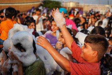 آب بازی و کف بازی کودکان لب ساحل در حاشیه جشنواره قایق های بادبانی