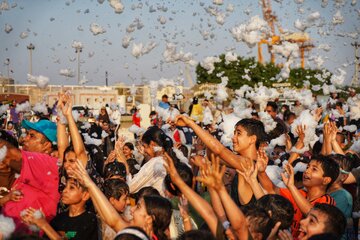 آب بازی و کف بازی کودکان لب ساحل در حاشیه جشنواره قایق های بادبانی