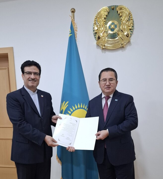 تقدیم رونوشت استوارنامه سفیر جدید ایران در قزاقستان به معاون وزیر خارجه این کشور