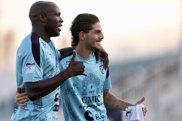 شادی بازیکنان تیم چادرملو پس از گل اول مقابل