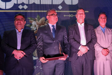 از راست به چپ سردار حسین امجدیان فرمانده انتظامی استان چهارمحال و بختیاری، محمد برومندی معاون وزیر جهاد کشاورزی،  ویشوش نگی سفیر هند، جعفر مردانی استاندار چهارمحال و بختیاری