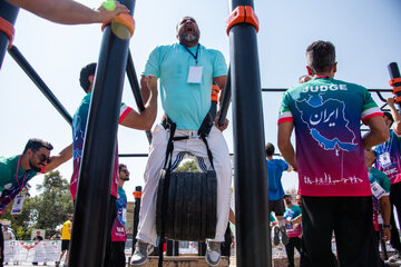weighted pull-up یا استریت لیفتینگ که وزنه را با یک کمربند به بدن وصل می کنند و تنها باید یک بارفیکس صحیح انجام بدهند .
