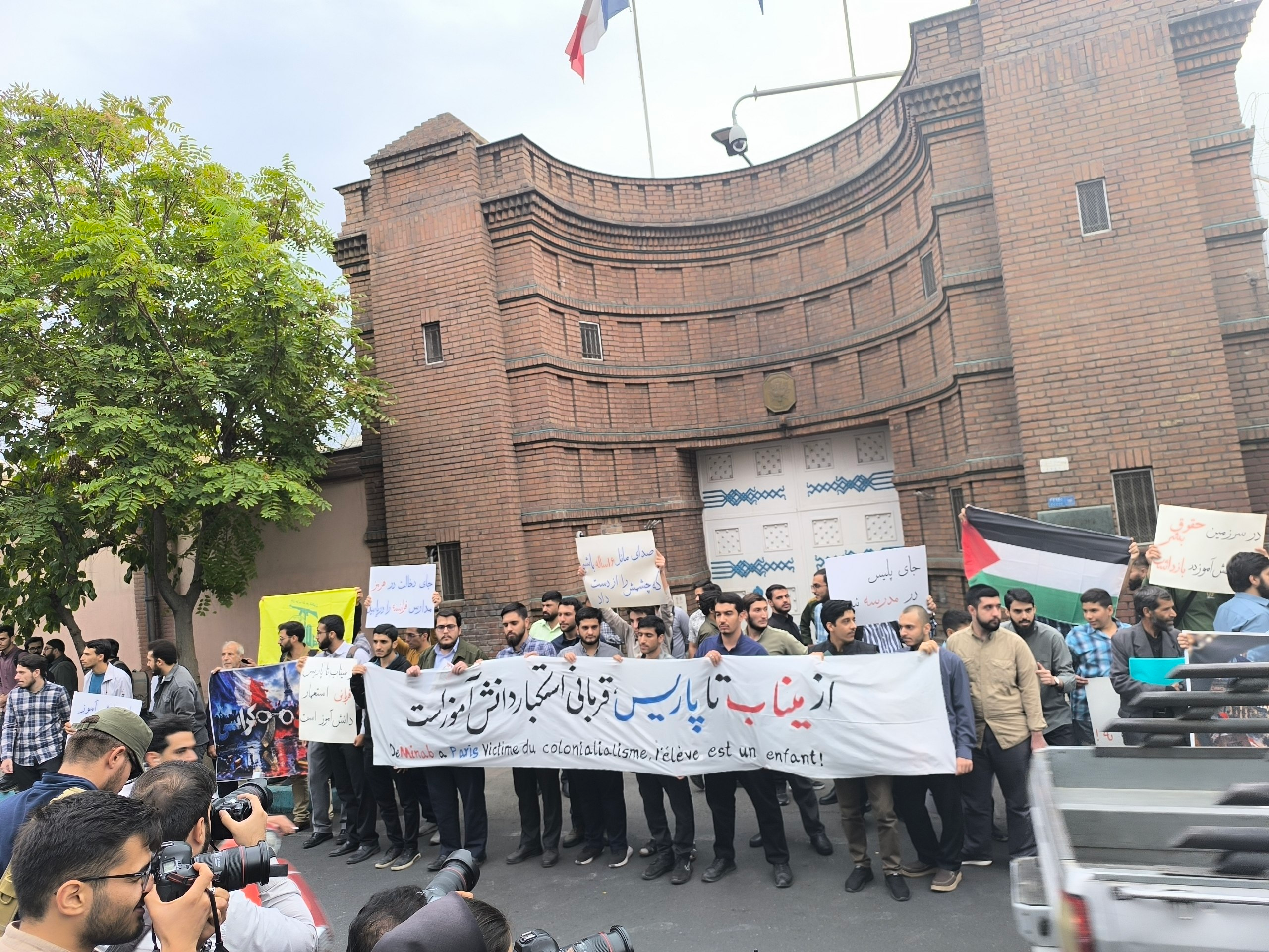 تجمع اعتراضی مقابل سفارت فرانسه در تهران در محکومیت سرکوب دانشآموزان