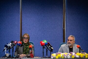 حسن جودکی، مشاور برنامه ریزی جشنواره و  پوپک عظیم پور، دبیر جشنواره در نشست خبری جشنواره عروسکی تهران مبارک