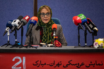  پوپک عظیم پور، دبیر جشنواره در نشست خبری جشنواره عروسکی تهران مبارک