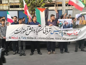 تجمع اعتراضی مقابل سفارت فرانسه در تهران در محکومیت سرکوب دانش‌آموزان