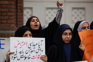 تجمع اعتراضی مقابل سفارت فرانسه در تهران