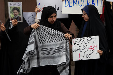 تجمع اعتراضی مقابل سفارت فرانسه در تهران