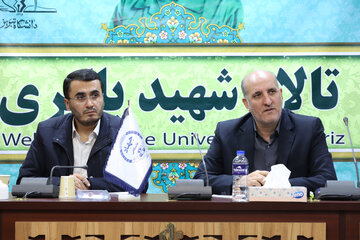 روح‌اله متفکر آزاد، نماینده مردم تبریز، اسکو و آذرشهر در مجلس شورای اسلامی و خسرو کنعانی، رئیس سازمان جهاددانشگاهی در نشست روح‌اله متفکر آزاد با دانشجویان سازمان جهاد دانشگاهی آذربایجان شرقی