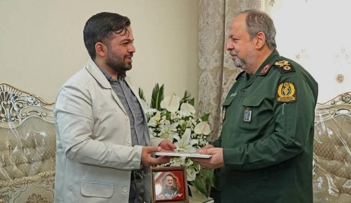 سرپرست وزارت دفاع با خانواده شهید سرلشکر بابائیان دیدار کرد