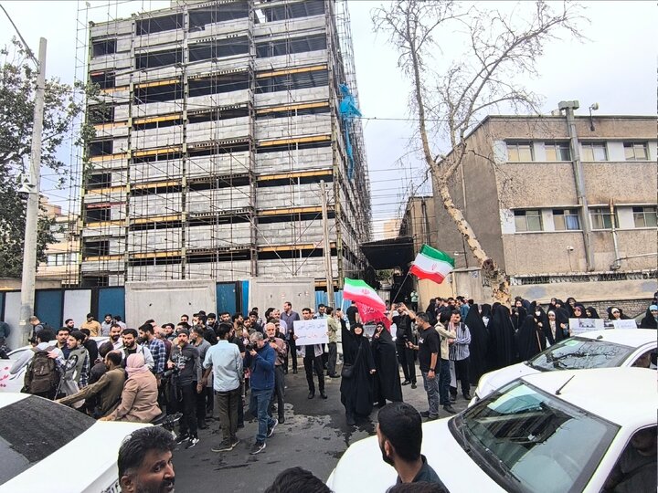 تجمع اعتراضی مقابل سفارت فرانسه در تهران در محکومیت سرکوب دانشآموزان