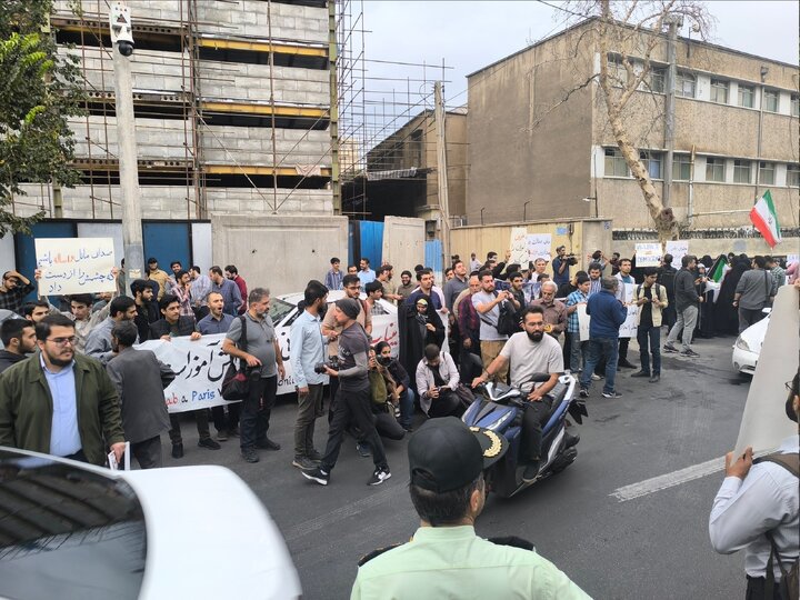 تجمع اعتراضی مقابل سفارت فرانسه در تهران در محکومیت سرکوب دانشآموزان