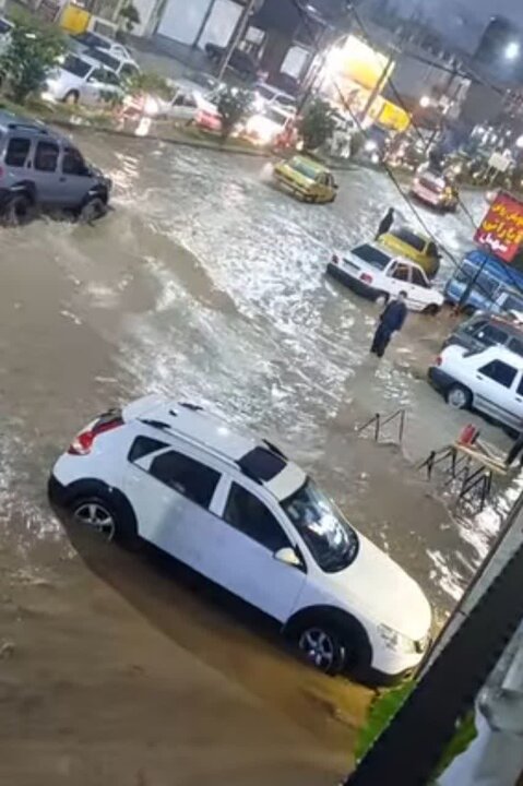آبگرفتگی منازل و مغازه‌ها در سوادکوه شمالی؛ شکستگی پل و انسداد موقت مسیر تردد
