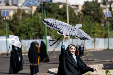 پرواز بادبادک ها به یاد کودکان میناب
