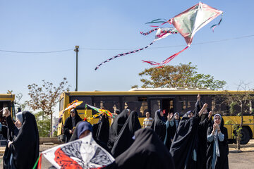 پرواز بادبادک ها به یاد کودکان میناب