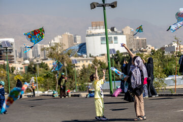 پرواز بادبادک ها به یاد کودکان میناب