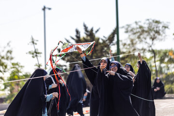 پرواز بادبادک ها به یاد کودکان میناب