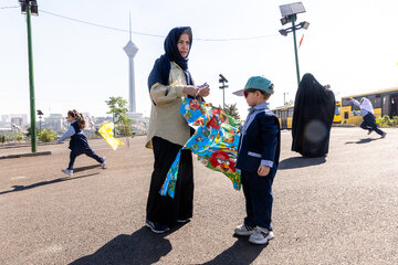 پرواز بادبادک ها به یاد کودکان میناب