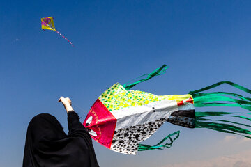 پرواز بادبادک ها به یاد کودکان میناب