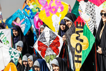 پرواز بادبادک ها به یاد کودکان میناب