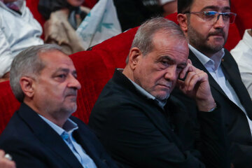 مسعود پزشکیان، رییس جمهور و علیرضا کاظمی، وزیر آموزش و پرورش در جشن لبخند وطن
