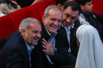 مسعود پزشکیان، رییس جمهور و علیرضا کاظمی، وزیر آموزش و پرورش در جشن لبخند وطن