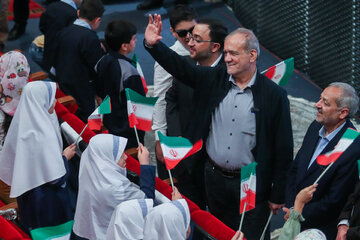مسعود پزشکیان، رییس جمهور و علیرضا کاظمی، وزیر آموزش و پرورش در جشن لبخند وطن