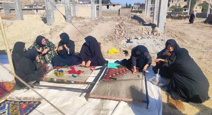 همایش دست‌بافت‌های دهستان سادات محمودی در روستای میمند شهرستان دنا برگزار شد