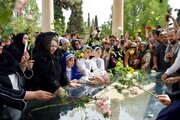 آرامگاه حافظ گلباران شد