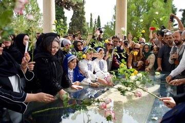 آرامگاه حافظ گلباران شد