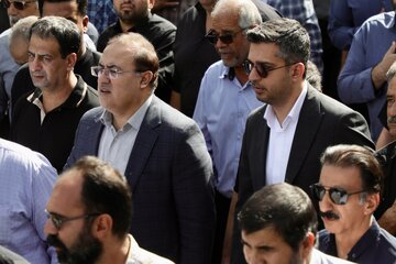 محمد جواد آقایی و آزاد معلم، فرماندار یزد و معاون سیاسی، امنیتی و اجتماعی فرمانداری در مراسم تشییع آیت الله حاج سید علیرضا حیدری - یزد