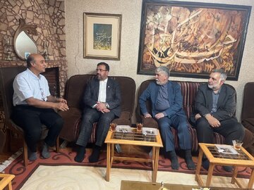 بازدید وزیر فرهنگ از مجموعه آثار حافظ‌محور خوشنویس شیرازی