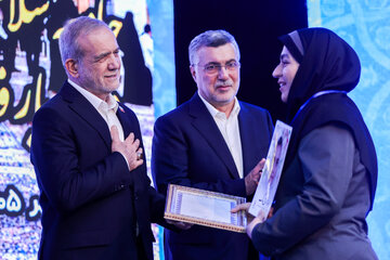 مسعود پزشکیان، رئیس جمهور و محمدرضا ظفرقندی، وزیر بهداشت، درمان و آموزش پزشکی در رویداد ملی جامعه سلامت؛ مردم یار و مسجد محور
