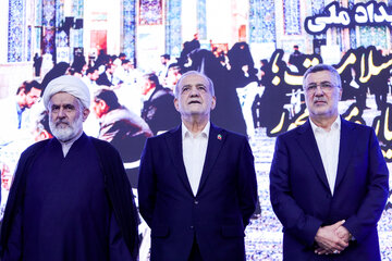 مسعود پزشکیان، رئیس جمهور و محمدرضا ظفرقندی، وزیر بهداشت، درمان و آموزش پزشکی  و حسین طائب، رئیس سازمان بسیح در رویداد ملی جامعه سلامت؛ مردم یار و مسجد محور