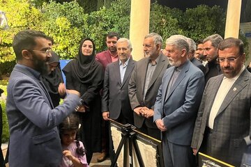 بازدید وزیر فرهنگ از گنجینه دیوان‌های نفیس حافظ در شیراز