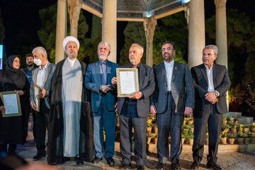 تجلیل از خانواده شهید خلبان مجید کاظمی در آیین بزرگداشت حافظ با حضور وزیر ارشاد - شیراز