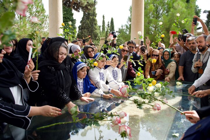 آرامگاه حافظ گلباران شد